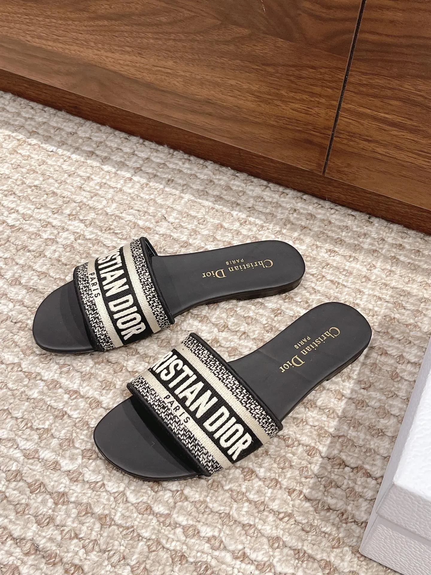 👟👟Ex-factory price 360👟👟 Dior slippers CD•Dior women's presbyopic embroidered leather-soled slippers ✅Christian Dior has always been synonymous with magnificence and elegance, and has always been at the top of the fashion palace. Of particular note: the embroidered pattern on the sole, which reproduces one of Christian Dior’s cherished symbols. ✅Original pattern packaging ✅Upper: selected embroidered cotton ✅Inner lining: imported sheepskin ✅Outsole: original genuine leather sole ✅Number of codes: 35-40 (40 41 42 custom-made are not returnable)